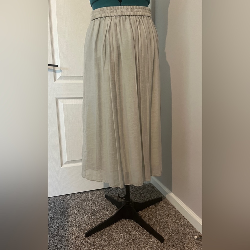 New With Tags, H&M pale celery green skirt, fully lined, elastic waist. size L